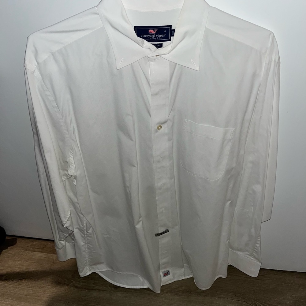 Mens vineyard vines buttonup, barely worn, freshly dry cleaned Originally $98.50
